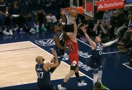 黄雀在后!爱德华兹且退且防 起飞送出钉板大帽