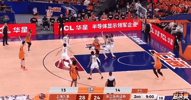 华体会体育官方-王哲林第一节扣篮被篮框封盖，第二节双手暴扣被犯规拦下